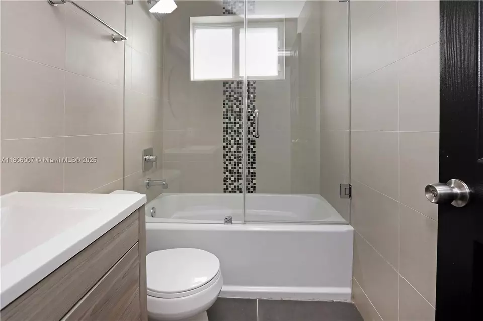 Bath - 1415 Coolidge St, Hollywood, FL 33020 photo 3 of 4