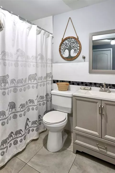 Bath - 101 NE 9th Ave, Hialeah, FL 33010 photo 4 of 5