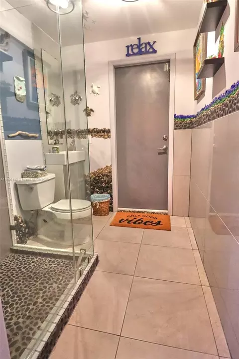 Bath - 101 NE 9th Ave, Hialeah, FL 33010 photo 3 of 5