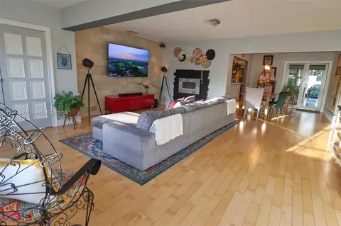 Living - 101 NE 9th Ave, Hialeah, FL 33010 photo 2 of 2