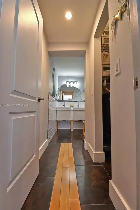 Entry Way - 101 NE 9th Ave, Hialeah, FL 33010 photo 3 of 3