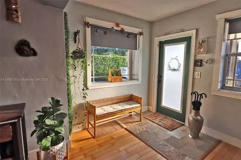 Entry Way - 101 NE 9th Ave, Hialeah, FL 33010 photo 1 of 3