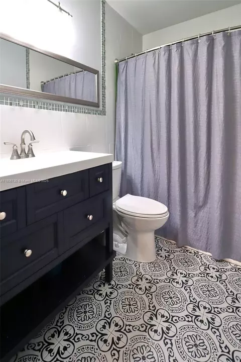 Bath - 101 NE 9th Ave, Hialeah, FL 33010 photo 5 of 5