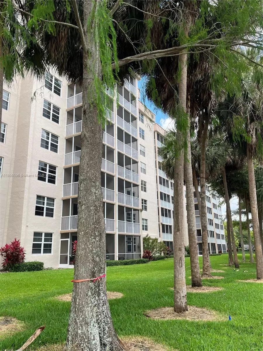  250 Jacaranda Dr #303, Plantation, FL 33324 photo 2