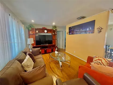 Living - 2465 NE 15th Ave, Pompano Beach, FL 33064 photo 2 of 3