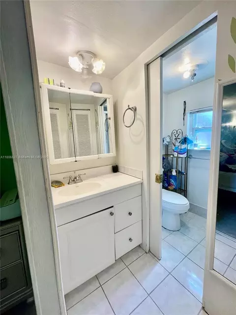 Bath - 2465 NE 15th Ave, Pompano Beach, FL 33064 photo 6 of 6