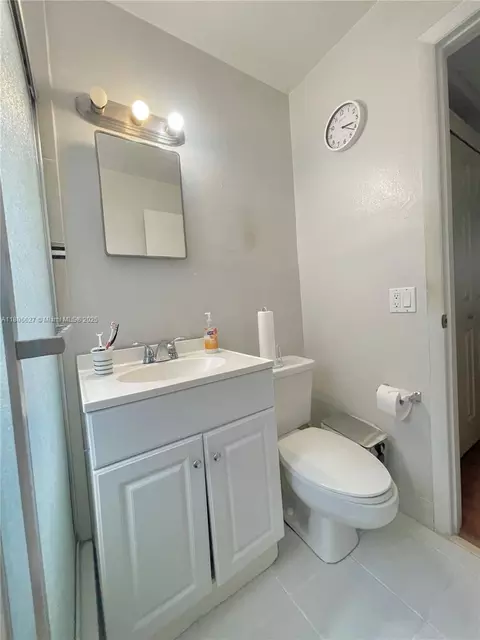 Bath - 2465 NE 15th Ave, Pompano Beach, FL 33064 photo 2 of 6