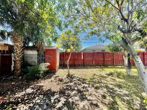 Exterior - 2465 NE 15th Ave, Pompano Beach, FL 33064 photo 9 of 12