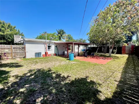 Exterior - 2465 NE 15th Ave, Pompano Beach, FL 33064 photo 5 of 12