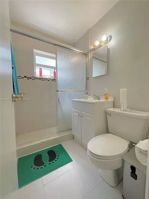 Bath - 2465 NE 15th Ave, Pompano Beach, FL 33064 photo 1 of 6
