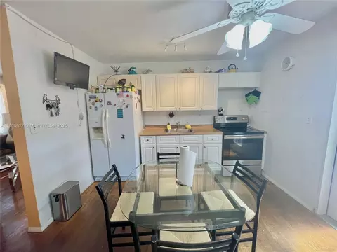 Kitchen - 2465 NE 15th Ave, Pompano Beach, FL 33064 photo 1 of 2