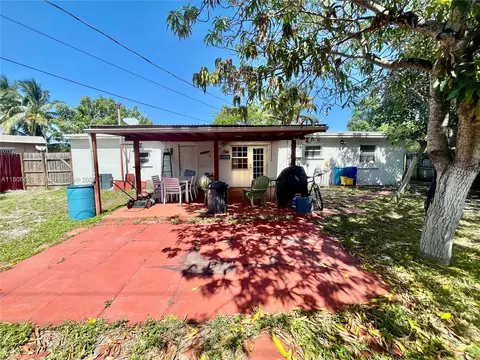 Exterior - 2465 NE 15th Ave, Pompano Beach, FL 33064 photo 4 of 12