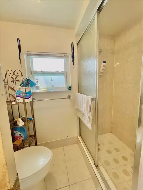 Bath - 2465 NE 15th Ave, Pompano Beach, FL 33064 photo 4 of 6