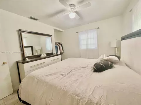 Bedroom - 2465 NE 15th Ave, Pompano Beach, FL 33064 photo 6 of 8