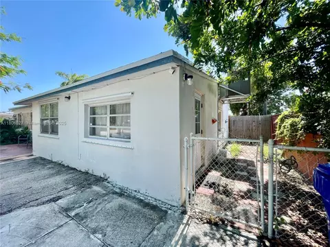 Exterior - 2465 NE 15th Ave, Pompano Beach, FL 33064 photo 10 of 12