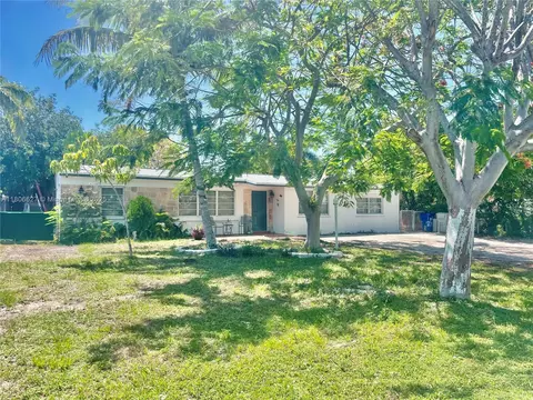Exterior - 2465 NE 15th Ave, Pompano Beach, FL 33064 photo 2 of 12