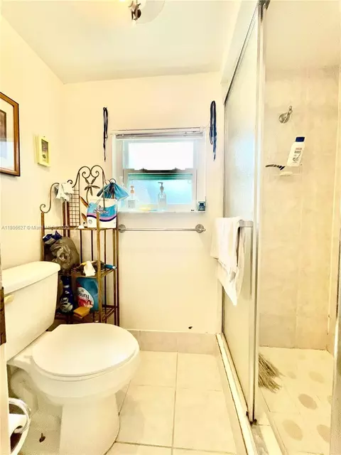 Bath - 2465 NE 15th Ave, Pompano Beach, FL 33064 photo 3 of 6