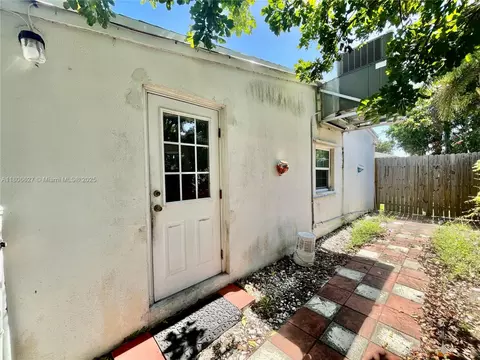 Exterior - 2465 NE 15th Ave, Pompano Beach, FL 33064 photo 11 of 12