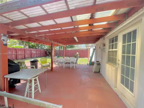 Exterior - 2465 NE 15th Ave, Pompano Beach, FL 33064 photo 6 of 12