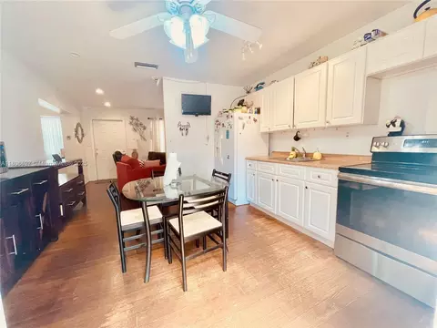 Kitchen - 2465 NE 15th Ave, Pompano Beach, FL 33064 photo 2 of 2