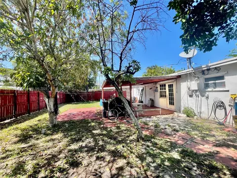 Exterior - 2465 NE 15th Ave, Pompano Beach, FL 33064 photo 8 of 12