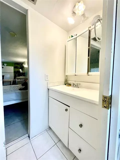 Bath - 2465 NE 15th Ave, Pompano Beach, FL 33064 photo 5 of 6