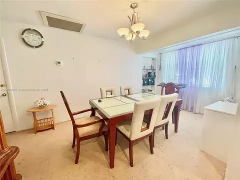 Dining - 2465 NE 15th Ave, Pompano Beach, FL 33064 photo 2 of 5
