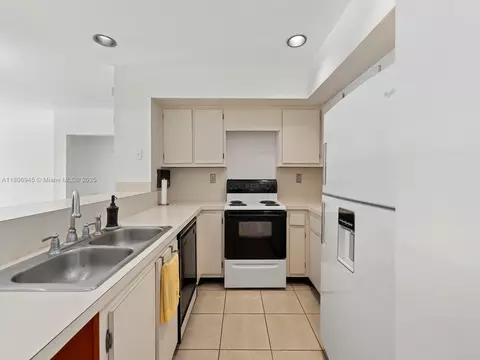 Kitchen - 16380 Briar Patch Pl, Miami Lakes, FL 33014 photo 1 of 2
