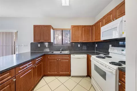 Kitchen - 21485 SW 85th Path, Cutler Bay, FL 33189 photo 2 of 3