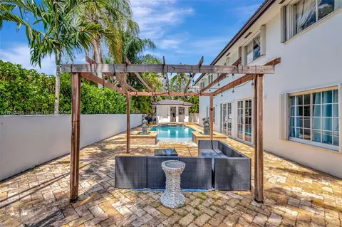 Exterior - 8360 NW 159th Ter, Miami Lakes, FL 33016 photo 8 of 9