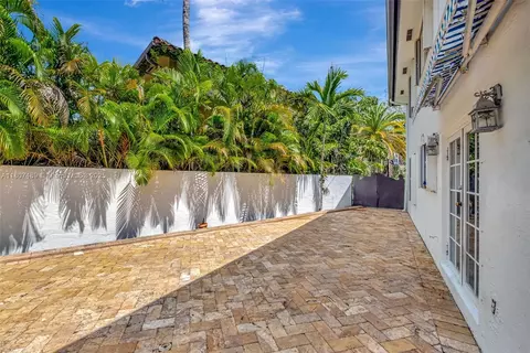 Exterior - 8360 NW 159th Ter, Miami Lakes, FL 33016 photo 4 of 9