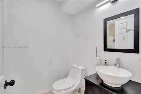Bath - 8360 NW 159th Ter, Miami Lakes, FL 33016 photo 7 of 7