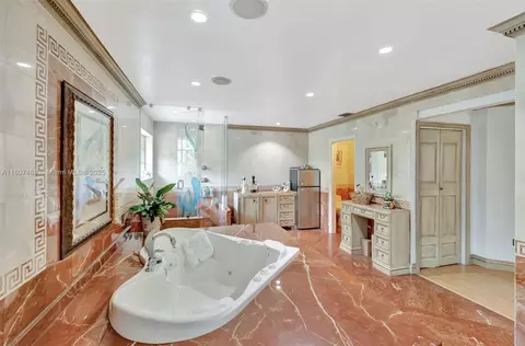 Bath - 8360 NW 159th Ter, Miami Lakes, FL 33016 photo 6 of 7