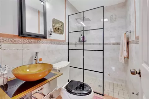 Bath - 8360 NW 159th Ter, Miami Lakes, FL 33016 photo 3 of 7