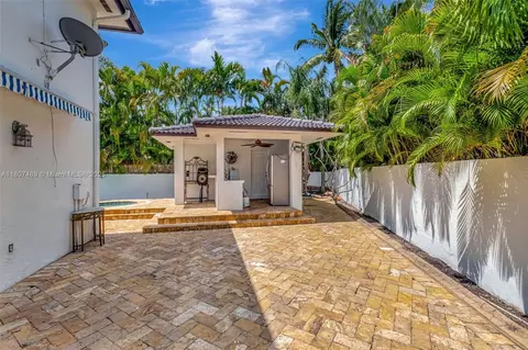 Exterior - 8360 NW 159th Ter, Miami Lakes, FL 33016 photo 6 of 9