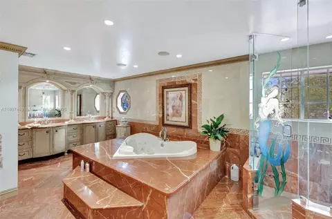 Bath - 8360 NW 159th Ter, Miami Lakes, FL 33016 photo 5 of 7