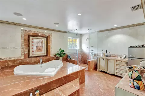 Bath - 8360 NW 159th Ter, Miami Lakes, FL 33016 photo 4 of 7