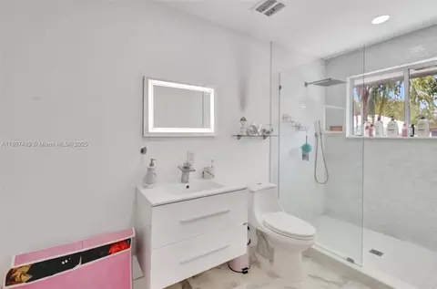 Bath - 8360 NW 159th Ter, Miami Lakes, FL 33016 photo 2 of 7