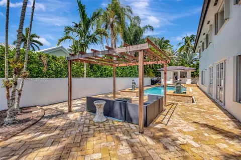 Exterior - 8360 NW 159th Ter, Miami Lakes, FL 33016 photo 7 of 9