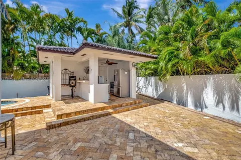 Exterior - 8360 NW 159th Ter, Miami Lakes, FL 33016 photo 5 of 9