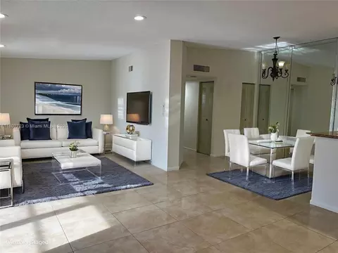 9873 N Belfort Cir #215, Tamarac, FL 33321