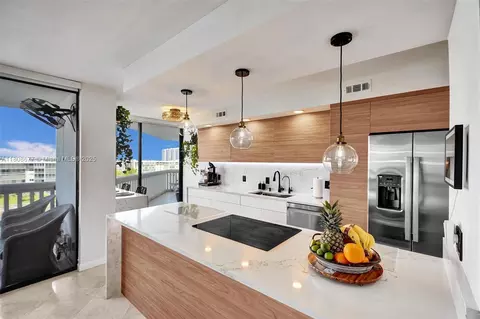 1000 W Island Blvd #611, Aventura, FL 33160