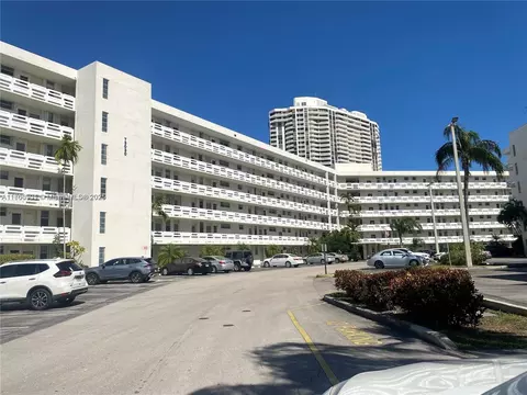 3030 Marcos Dr #T504, Aventura, FL 33160