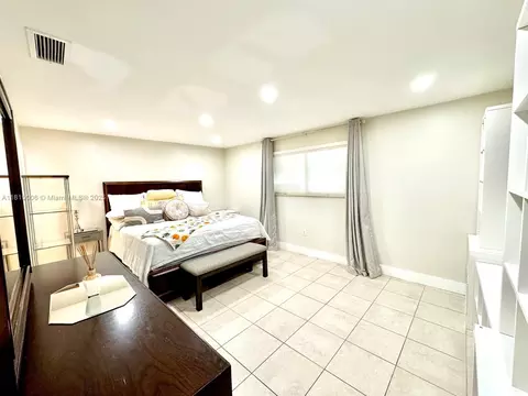 18830 NW 65th Ct, Hialeah, FL 33015