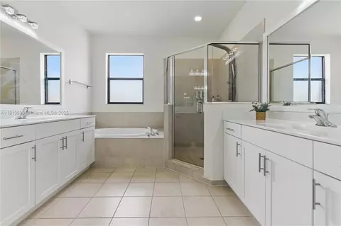 Bath - 3534 W 106th St, Hialeah, FL 33018 photo 1 of 2