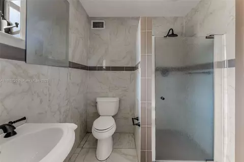 Bath - 15101 Harrison St, Miami, FL 33176 photo 2 of 3