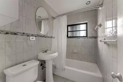Bath - 15101 Harrison St, Miami, FL 33176 photo 3 of 3