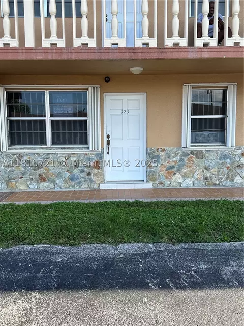 1154 W 35th St #123, Hialeah, FL 33012