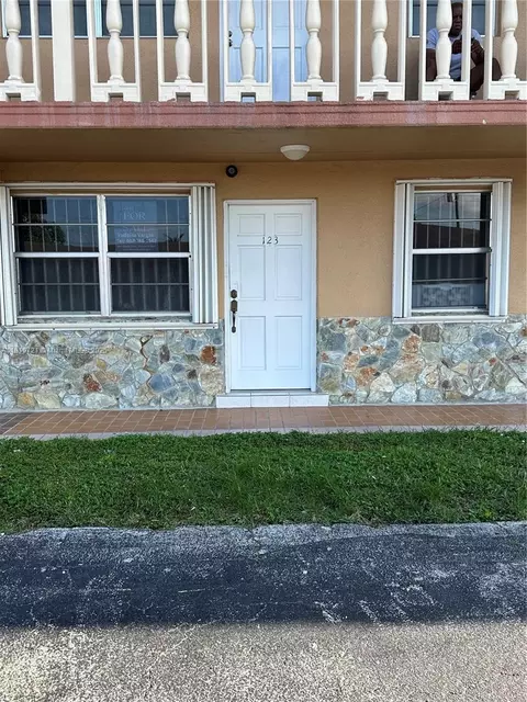 1154 W 35th St #123, Hialeah, FL 33012