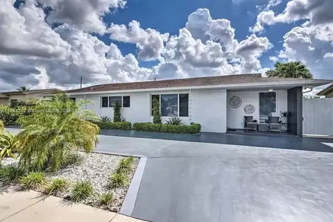 Exterior - 8031 W 14th Ct, Hialeah, FL 33014 photo 7 of 8